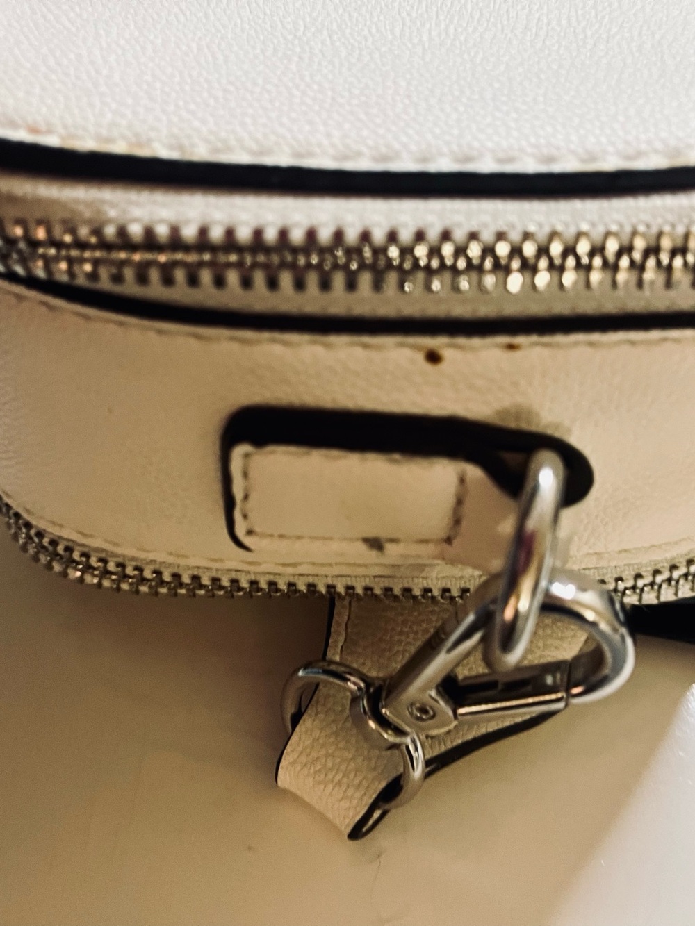 GUESS White Camera Crossbody with Black Guitar Adjustable Strap- EUC - Picture 4 of 7